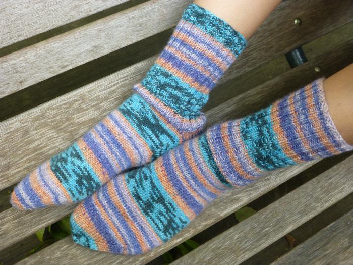 meias de malha com agulhas de tricô